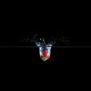 Umjetnička fotografija Strawberry in Water, 1x