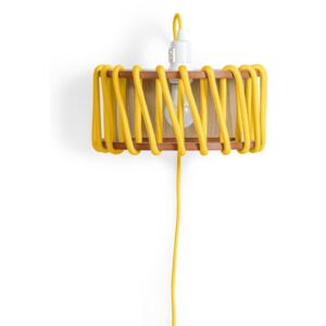 Žuta zidna svjetiljka s drvenom strukturom EMKO Macaron, dužina 30 cm