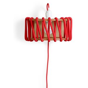 Crvena zidna svjetiljka s drvenom strukturom EMKO Macaron, dužina 30 cm